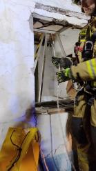 Kotek wpadł do studni w opuszczonym budynku w Leśnicy. Strażacy przeprowadzili akcję ratowniczą