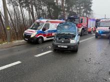 Zderzenie dwóch aut w Jemielnicy. Jedna osoba trafiła do szpitala