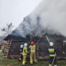 Pożar zabytkowego domu w Domaradzkiej Kuźni. W akcji 10 zastępów straży