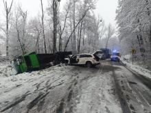 Zderzenie osobówki z ciężarówką na DW 408. Droga zablokowana