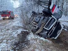 Bus wypadł z drogi w Dańcu. Kierowca trafił do szpitala