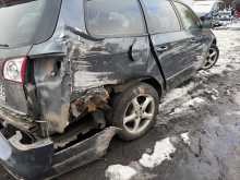  Kierowca porzucił rozbity samochód i uciekł z miejsca zdarzenia