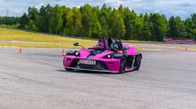 Motoryzacyjny prezent pod choinkę: wyjątkowa jazda KTM Pink Power dla Niej
