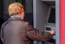  Usłyszeli rozmowę seniorki z oszustem pod bankomatem, uratowali oszczędności kobiety