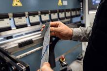 Kiedy używana prasa do blachy jest lepszą inwestycją niż nowa maszyna?