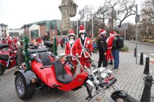 Motomikołaje znów przejechali przez Opole. Świąteczna parada motocyklistów na pl. Wolności