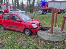 Kierująca uderzyła w studnię w parku. Utrudnienia na ul. Parkowej w Strzelcach Opolskich