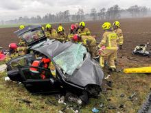 Wypadek na drodze wojewódzkiej 409. Trzy osoby trafiły do szpitali. Dwa śmigłowce LPR 