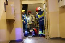 Pożar w bloku przy ul. Bończyka w Opolu. Starsza kobieta trafiła do szpitala