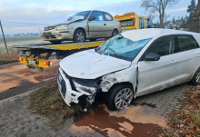 Zderzenie dwóch aut w Chróścicach. Audi dachowało