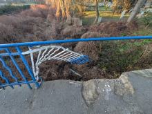 Wypadek na ul. Opolskiej w Luboszycach. Uszkodzona balustrada mostu