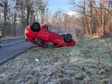 Dachowanie w Miedzianej. Jedna osoba trafiła do szpitala po porannym zdarzeniu drogowym