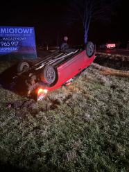 Samochód dachował między Dobrzeniem Wielkim a Chróścicami. Kierowca trafił do szpitala