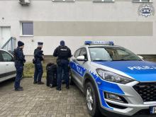 Podejrzana torba przy budynku w Namysłowie