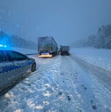 Jeden tir, śnieg i wielogodzinny paraliż. Kierowcy uwięzieni nawet 14 godzin. Apel policji