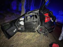 Popielów:Samochód uderzył w bariery i drzewo