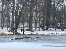Niebezpieczna zabawa na zamarzniętym stawie - policyjna interwencja w Parku Renardów