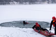 Jak się zachować, gdy załamie się pod Tobą lód? Kluczowe kroki mogą uratować życie