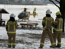 Wypadek łyżwiarza na zamarzniętym jeziorze w Dębowej. Interweniowały służby