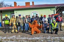Wodzenie Niedźwiedzia w gminie Dąbrowa. Noworoczna tradycja w Niewodnikach