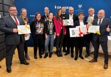 Samorządowcy z Opolszczyzny przekazali gadżety na WOŚP - licytacje już trwają