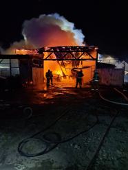 Pożar warsztatu samochodowego w Malerzowicach Wielkich. Wewnątrz dwa samochody 