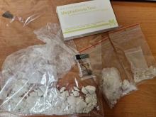 Ponad 1200 porcji narkotyków w jednym aucie. Zatrzymani kierowca i dwie pasażerki