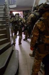 Uzbrojony i niebezpieczny zatrzymany w Kluczborku. W akcji policyjni kontrterroryści (WIDEO)