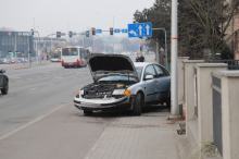 Kolizja na ul. Niemodlińskiej w Opolu. 19-latek uderzył w autobus MZK i w ogrodzenie