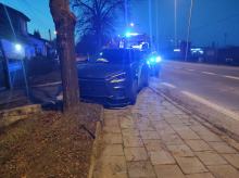 Lexus rozbity o drzewo w Opolu. Kierowca miał ponad 2 promile alkoholu