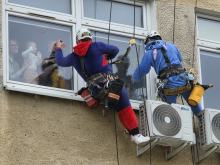 Z dachu Uniwersyteckiego Szpitala w Opolu zjechali superbohaterowie