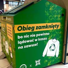 Drugie życie dla ubrań i realna pomoc. Ubraniomat stanął w Karolince