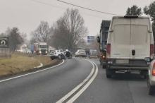 Zderzenie dwóch pojazdów w Jasieniu. Droga całkowicie zablokowana