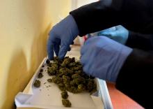 Interwencja na stacji paliw zakończyła się zatrzymaniem 22-latka i zabezpieczeniem narkotyków