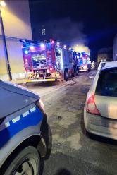 Nocny pożar mieszkania. Trzy osoby, w tym dziecko trafiły do szpitala trafiły do szpitala