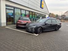 Pijany kierowca uderzył w auto, znak i witrynę sklepu w Brzegu