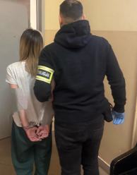 Trzymała narkotyki na stoliku. Policja daleko nie musiała szukać