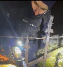 Pies nabił się na płot - uratowali go policjanci z Głubczyc