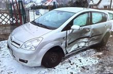 Zderzenie dwóch samochodów w gminie Namysłów. Dwie osoby trafiły do szpitala