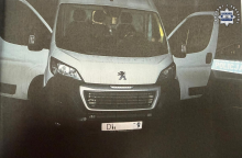 Bus na kradzionych tablicach. W środku pijany kierowca, łomy i noktowizor