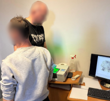 Znaleźli kartę i zaczęli płacić. Troje zatrzymanych usłyszało 31 zarzutów