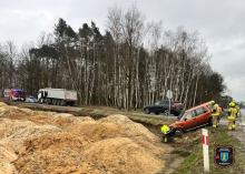 Zderzenie na DK45 w Węgrach. Osobówka w rowie po kolizji z ciężarówką