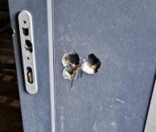 Zniszczyli drzwi, grozili i ukradli samochód, a przed Policją schowali się na strychu