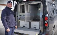 Specjalistyczne radiowozy do transportu psów służbowych trafiły do opolskiej Policji