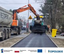 Końcówka prac na ul. Częstochowskiej. Trwa asfaltowanie drogi pieszo-rowerowej
