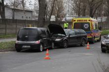 Czołowe zderzenie na ulicy Budowlanych. Mężczyzna w stanie krytycznym trafił do szpitala