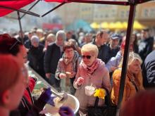 Jajecznica z tysięcy jaj, żurek i wspólne świętowanie. Wielkanocne śniadanie na Rynku