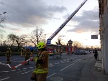 Pęknięty komin przy ul. Armii Krajowej. Na miejscu sześć zastępów straży pożarnej