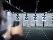 Wypadek na strzelnicy w powiecie brzeskim. Mężczyzna postrzelił się podczas treningu