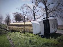 Cysterna przewróciła się na DW 416. Utrudnienia między Klisinem a Kietlicami